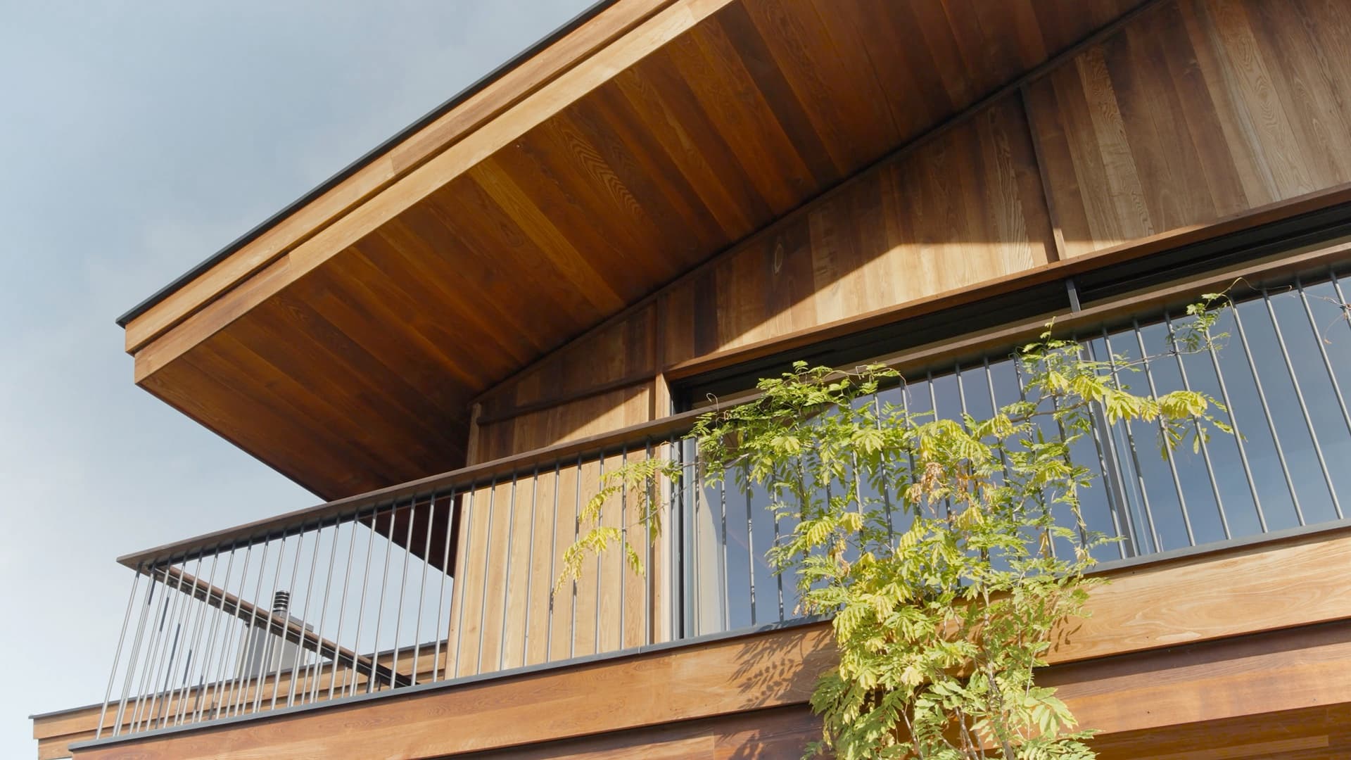 Roof edge and balcony of the chalet – still from the film